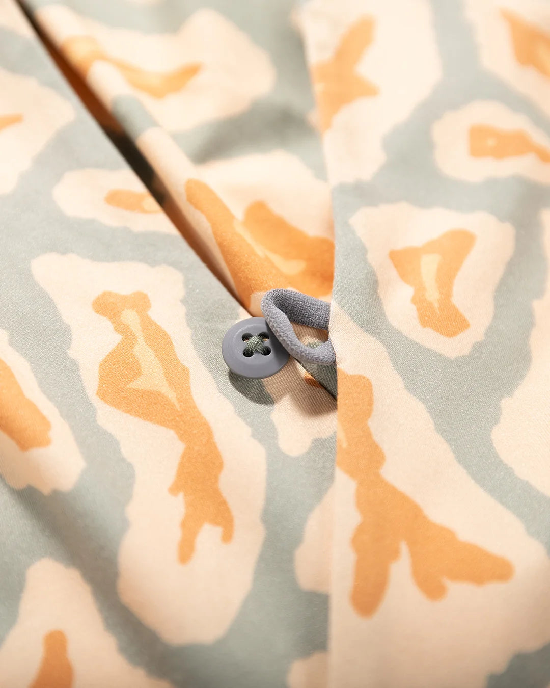 CHOONA - GRAYTON ULTRA-LIGHTWEIGHT HOODIE - TROPICAL GIRAFFE